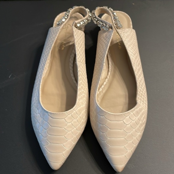 Guilhermina Embossed Leather Flats Size7 Cream Bedazzled Elegance Relaxed Luxury - Picture 10 of 13